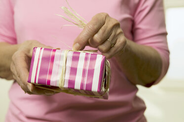 Frau hält Geschenkbox, Mittelteil, Nahaufnahme - WESTF00587