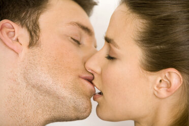 Young couple kissing, side view, close up - WESTF00508