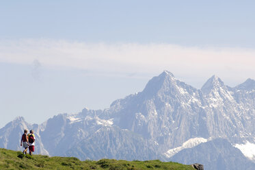 Österreich, Salzburger Land, Älteres Paar beim Wandern, Rückansicht - HHF00357