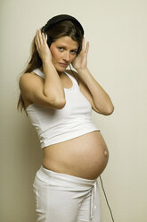 Schwangere Frau beim Musikhören, Porträt - BMF00314
