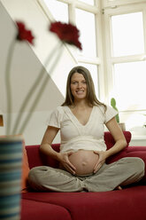 Schwangere Frau mit Händen auf dem Bauch - BMF00304