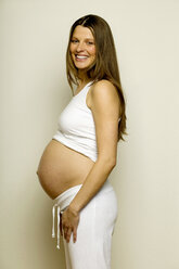Lächelnde schwangere Frau, Seitenansicht - BMF00286