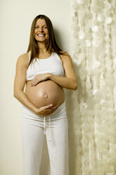 Schwangere Frau mit Händen auf dem Bauch - BMF00284