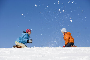 Österreich, Mädchen (12-13) spielen im Schnee, Seitenansicht - WESTF00738