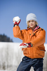 Österreich, Mädchen (12-13) hält Schneeball, lächelnd, Nahaufnahme, Porträt - WESTF00717