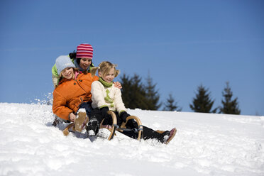 Drei Kinder auf dem Schlitten - WESTF00691