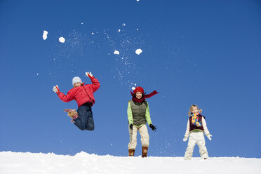 Österreich, Mädchen (6-17) spielen im Schnee, Tiefblick - WESTF00684