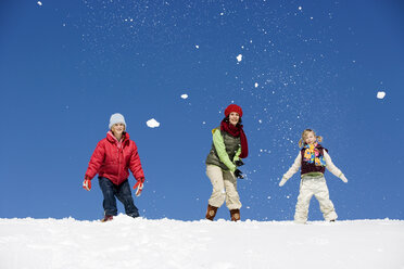 Österreich, Mädchen (6-17) spielen im Schnee, Tiefblick - WESTF00683