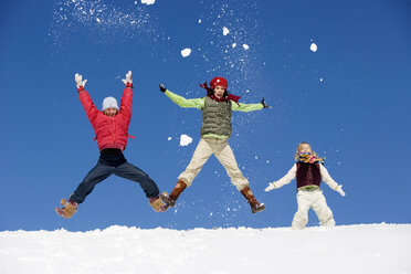 Österreich, Mädchen (6-17) beim Springen im Schnee, flacher Blickwinkel - WESTF00682