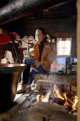 Österreich, Frau mit Becher Suppe, lächelnd - HHF00368