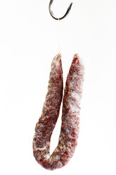 Salami am Fleischerhaken hängend, Nahaufnahme - 03325CS-U