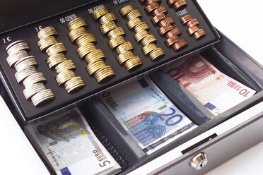 Geldkassette gefüllt mit Münzen und Banknoten, Blick von oben, Nahaufnahme - 03371CS-U