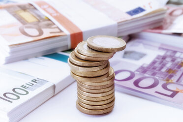 Stack of euro coins and banknotes, close-up - 03367CS-U