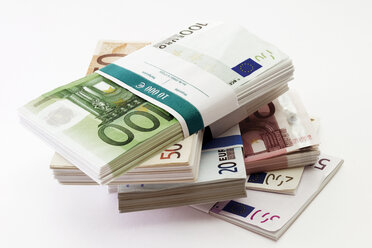 Bundles of euro banknotes, close-up - 03365CS-U