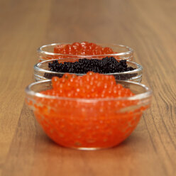 Red and black caviar in bowl, close-up - WESTF00770
