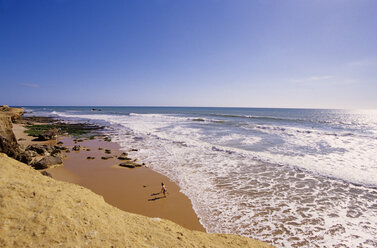 Portugal, Algarve, zwei Jungen laufen am Strand, Blick von oben - MSF01917