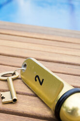 Hotel room key by swimming pool, close-up - MSF01916