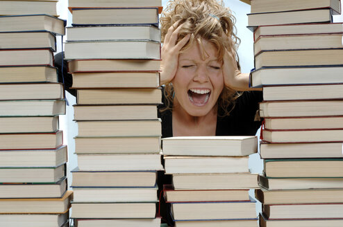 Frau mit Bücherstapel, schreiend - CRF00908