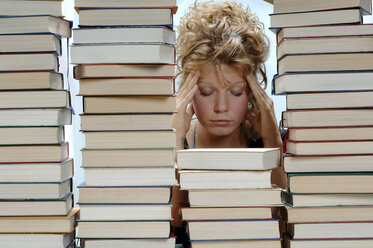 Frau mit Bücherstapel - CRF00907