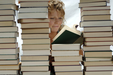 Frau mit Stapel von Büchern, lächelnd - CRF00905