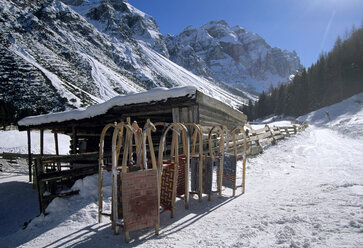 Österreich, Tirol, Stubaital, Rodeln vor der Hütte - FFF00679