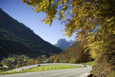 Deutschland, Bayern, Auto auf Straße mit Bergen im Hintergrund - WW00138