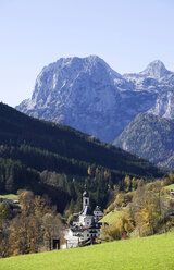 Deutschland, Bayern, Kapelle mit Bergen im Hintergrund - WW00137