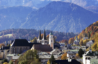 Deutschland, Bayern, Außenansicht von Gebäuden mit Watzmann im Hintergrund - WW00135