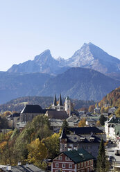 Deutschland, Bayern, Außenansicht von Gebäuden mit Watzmann im Hintergrund - WW00133