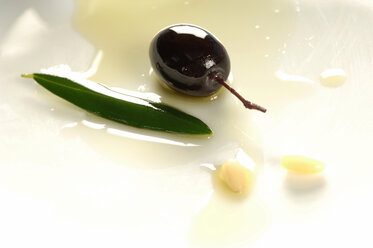Olive und Blatt im Teller, Nahaufnahme - ASF02224