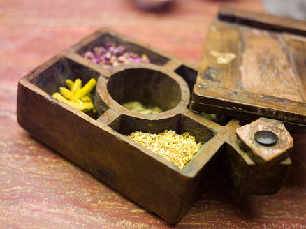 Compartmented wooden box with various herbs, close-up - WESTF00937