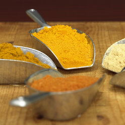 Curry, curcuma, white pepper and chilli powder in scoop, close-up - WESTF00856