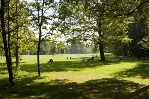 Deutschland, Bayern, München, Schwabing, Menschen im Park - MBF00565