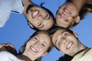 Vier junge Leute im Gedränge, Blick nach oben, Porträt - WESTF01162