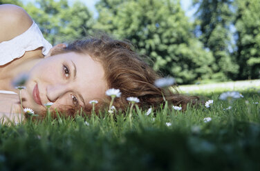 Junge Frau im Gras liegend, Nahaufnahme - WESTF01161