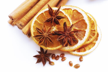 Star-anises, cinnamon sticks and dried orange slices - 03558CS-U