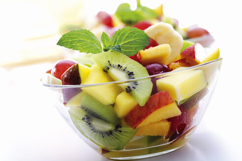 Bowl of fruit salad, close-up - 03683CS-U