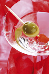 Glas Martini mit grüner Olive, Nahaufnahme - 03662CS-U