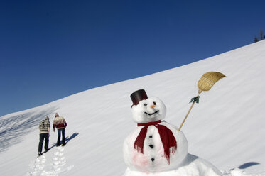 Schneemann, Paar im Hintergrund - WESTF00926