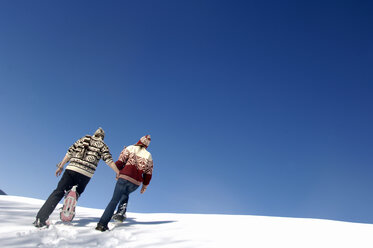 Junges Paar im Schnee, Rückansicht - WESTF00923