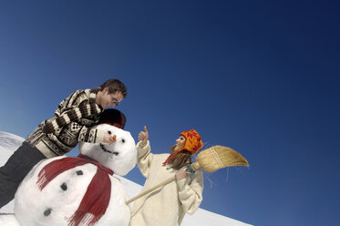 Junges Paar mit Schneemann - WESTF00905