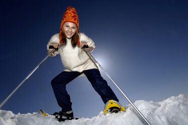 Frau beim Skifahren im Schnee - WESTF00903