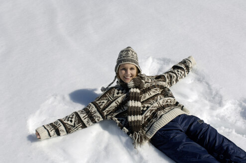 Junge Frau im Schnee liegend, lächelnd, Porträt - WESTF00891