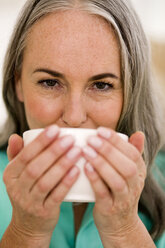 Mature woman drinking tea, portrait, close-up - WESTF00806