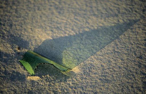 Cullet on beach - MOF00097