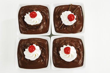 Schokoladenpudding mit Schlagsahne und Maraschino-Kirsche - 03945CS-U