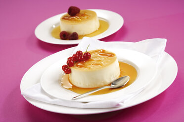 Crème caramel with red currents, close-up - 03939CS-U