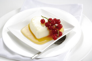 Heart-shape crème caramel with red currents, close-up - 03937CS-U