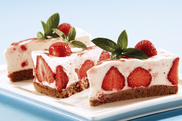 Stück Erdbeer-Sahne-Käse-Torte auf Teller - 03933CS-U