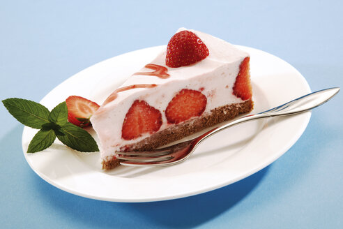 Stück Erdbeer-Sahne-Käse-Torte auf Teller - 03929CS-U